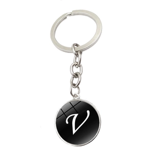 Détail du porte-clés lettre V argenté avec base noire et dôme en verre transparent