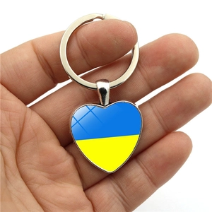 Porte-clés cœur drapeau Ukraine avec design époxy bleu et jaune sur anneau métal