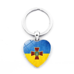 Porte-clés cœur avec drapeau ukrainien et emblème militaire sur base en métal argent
