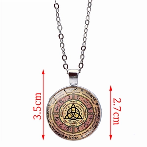 Détail du collier Wiccan montrant le pendentif de 3,5 cm avec motif Life Death Rebirth