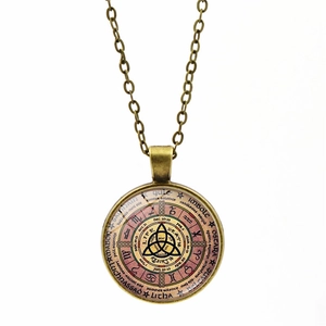 Détail du pendentif Roue de l'Année Wicca avec finition bronze antique et texte