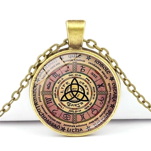 Pendentif Wiccan Roue de l'Année en bronze vintage sur fond blanc avec verre