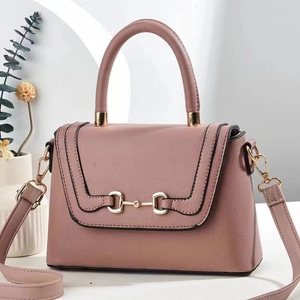 Schicke Damen Umhängetasche aus rosa Leder mit goldfarbenem Gebiss-Detail vorne