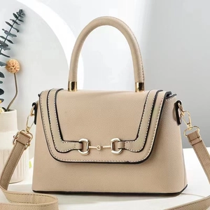 Detail der beige farbenen Umhängetasche mit Horsebit-Dekor und stabilem Tragegriff