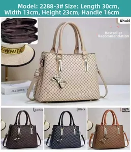 Vue détaillée du sac à main pour femme avec motif en losange et breloque nœud en métal