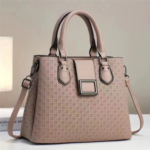 Sac à main élégant pour femme rose poudré avec texture gaufrée et bandoulière