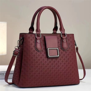 Sac à main élégant pour femme en cuir bordeaux gaufré avec texture tressée et boucle en métal