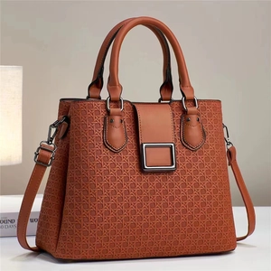 Sac à main en cuir gaufré marron avec texture tissée et bandoulière réglable