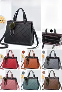 Quilted tote bag dimensions 28x15x22cm with diverse colors and internal structure detail