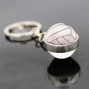 Makrodetail eines Volleyball-Anhängers mit doppelseitiger Glaskugel an Silberkette