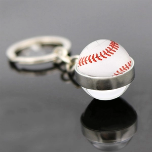 Nahaufnahme vom Baseball-Schlüsselanhänger aus Glas mit Metallrahmen und roten Nähten