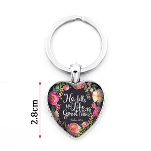 Détail porte-clés en cœur avec texte religieux et motif floral, taille 2,8 cm