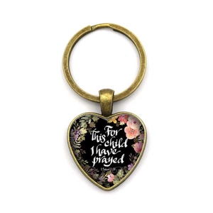 Vue détaillée du porte-clés cœur en bronze avec verset biblique et motif floral