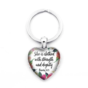 Porte-clés cœur fleuri avec gravure Proverbes 31:25 Elle est revêtue de force et dignité