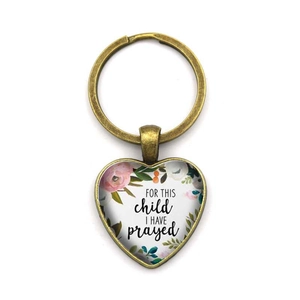 Porte-clés cœur en bronze avec motif floral et citation inspirante sur fond blanc pur