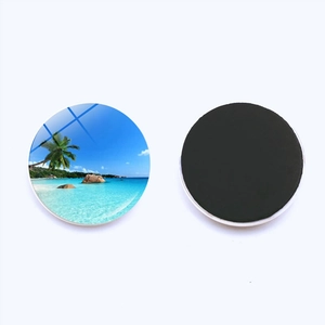 Détails recto-verso d'un aimant de réfrigérateur rond en verre de 25mm motif plage