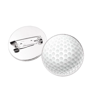 Makroaufnahme einer weißen Golfball-Anstecknadel mit Textur und Sicherheitsverschluss