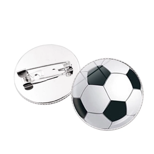 Klassische Fußball-Brosche mit schwarz-weißer Textur und silberner Metallbasis