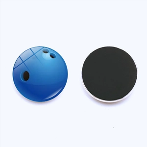 Vue détaillée du recto et du verso magnétique d'un aimant de réfrigérateur boule de bowling