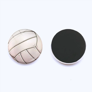 Vue recto-verso d'un aimant de frigo volley-ball avec impression réaliste et dos magnétique noir