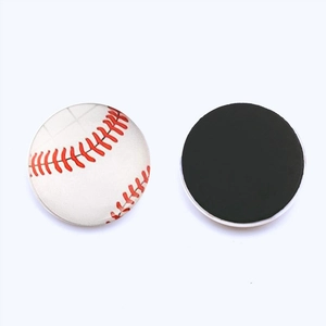 Vue détaillée d'un aimant de frigo en verre motif baseball avec dos magnétique