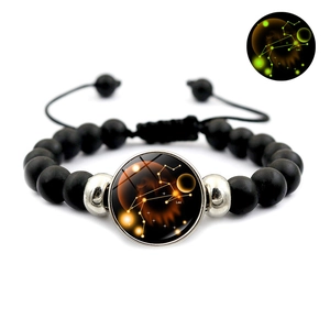 Gros plan du bracelet signe Lion lumineux avec perles mates noires et cordon réglable