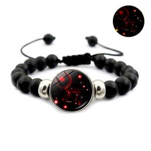 Vue détaillée du bracelet Cancer avec perles noires mates et breloque lumineuse en verre