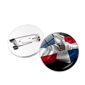 Vue détaillée avant et arrière du badge drapeau de la République Dominicaine avec épingle