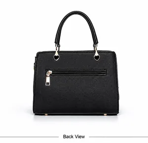 Vista trasera del bolso negro de cuero sintético con bolsillo de cremallera y herrajes de corazón