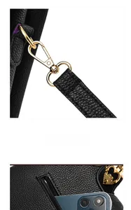 Details von Goldbeschlägen, D-Ring und Reißverschlusstasche an schwarzer Ledertasche
