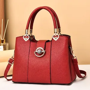 Elegante rote Handtasche mit Litschi-Maserung, goldenem Herz-Dekor und Trageriemen