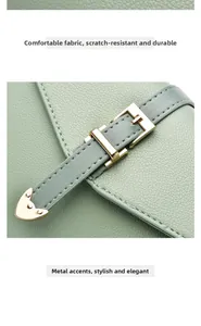 Détail d'un sac vert clair en cuir grainé avec une boucle en métal doré carrée
