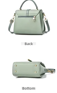 Détail de la poche arrière et des pieds en métal du sac en cuir vert menthe