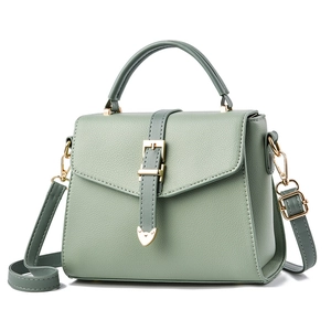 Sac à bandoulière en cuir vert sauge avec poignée et boucle en métal