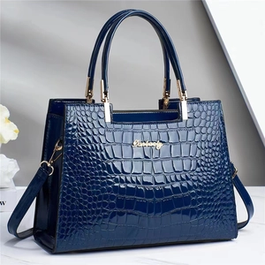 Sac à main bleu marine de luxe à texture crocodile avec détails dorés et poignées