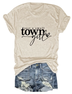 T-shirt abricot avec texte imprimé et short en jean déchiré présenté à plat sur blanc