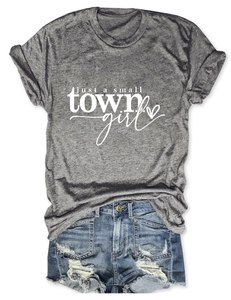 Détail à plat d'un t-shirt gris avec impression texte et mini short en jean déchiré