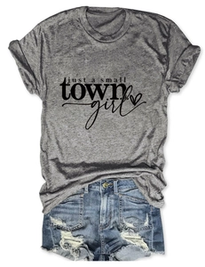 T-shirt gris chiné imprimé 'just a small town girl' avec short en jean posé à plat