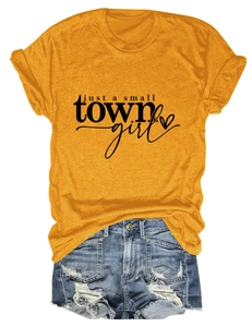 T-shirt en coton jaune avec imprimé et short en jean assorti présenté à plat