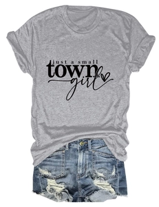 Détail d'un t-shirt gris à inscription avec un short en jean bleu délavé et usé