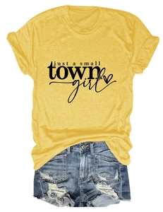 Détail d'un t-shirt jaune avec imprimé noir et un short en jean bleu délavé