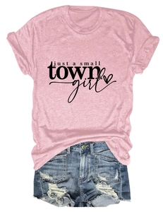 Gros plan du t-shirt rose avec imprimé cœur et texture du short en jean délavé