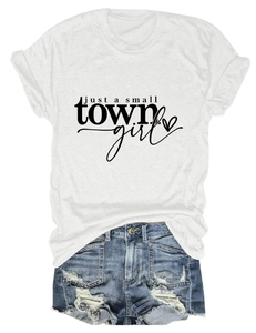 Détail à plat du t-shirt blanc imprimé et du short en jean déchiré pour femme