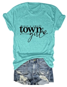 T-shirt vert menthe avec inscription et short en jean bleu en vue à plat soignée