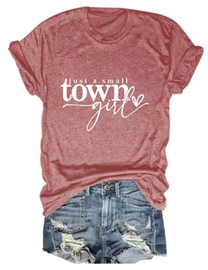 Détail à plat d'un t-shirt rouge à motif et d'un short en jean déchiré pour l'été