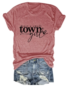 Détail du t-shirt rouge avec imprimé Just a Small Town Girl et short en jean déchiré