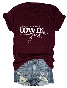 Détail du t-shirt bordeaux avec imprimé et du short en jean effiloché pour femmes