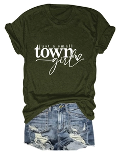 Détail du t-shirt vert armée avec texte et short en jean bleu clair délavé