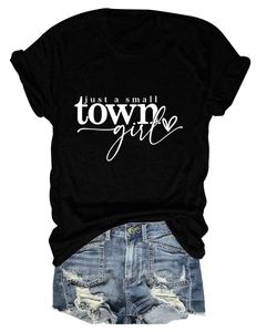 T-shirt noir avec texte imprimé et short en jean vieilli sur fond blanc épuré