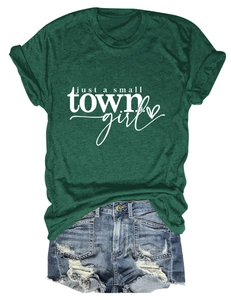 Détail du t-shirt vert chiné avec imprimé Just A Small Town Girl et short en denim bleu